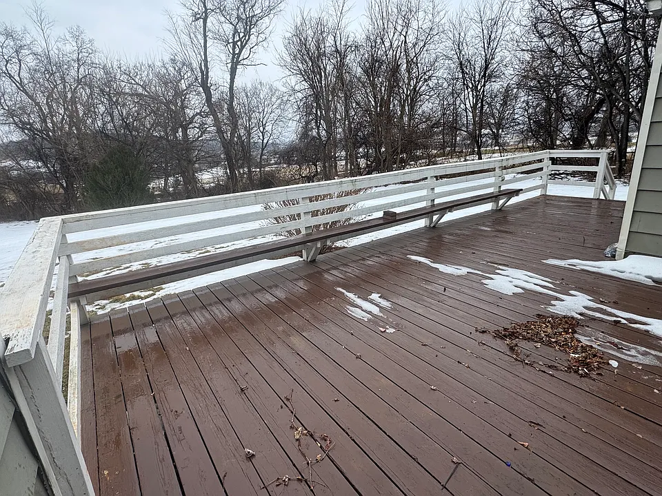 huge back deck and yard