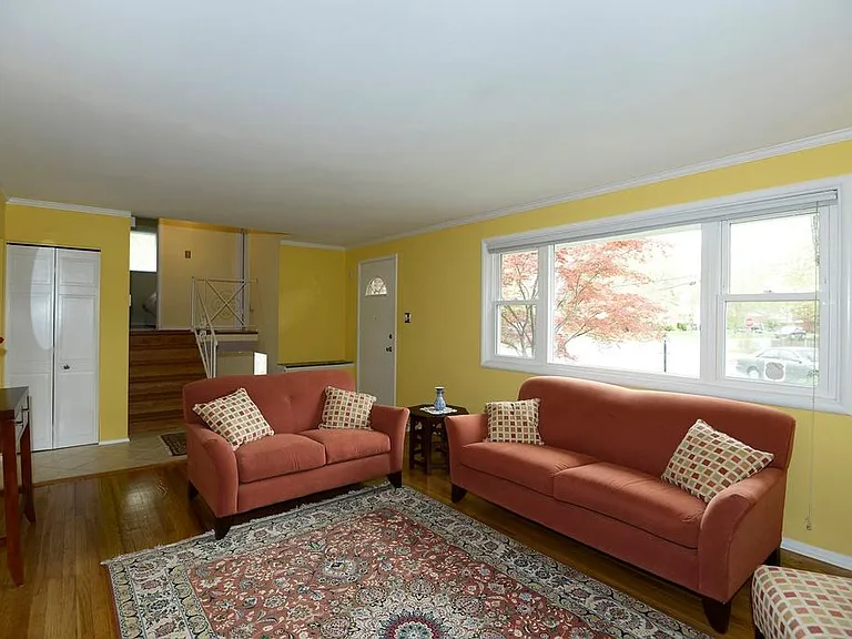 Living room (old colors, now neutral)