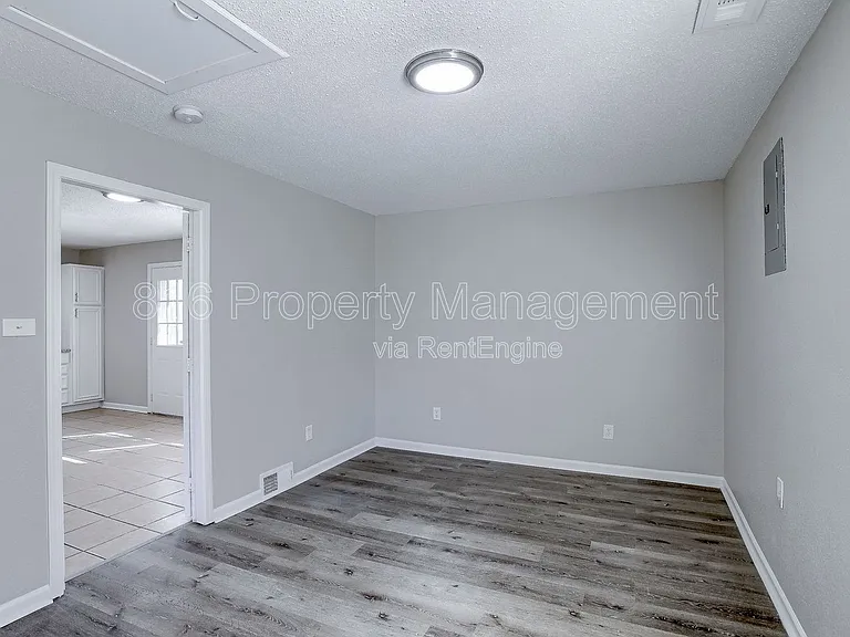 11201 Crystal Ave — Photo 10