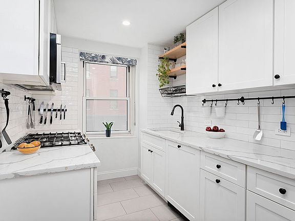 4th image of 150 E 61st St APT 3E