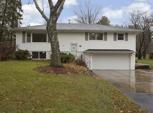 318 Deerwood Ln N, Plymouth, MN 55441