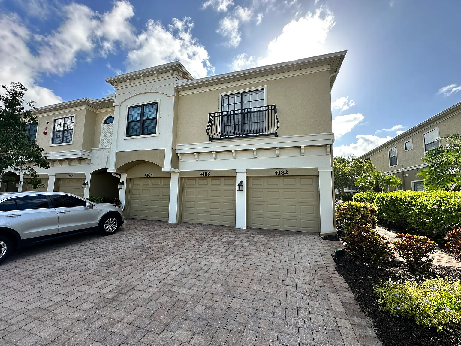 3 bed, 1381 sqft, $2,700 — Photo 2