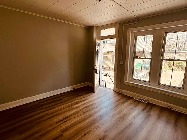 212 N Hall St — Photo 8