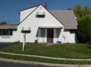 24 Huckleberry Ln, Levittown, PA