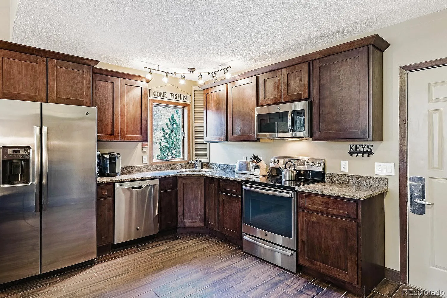 3 bed, 3.0 bath, 1195 sqft, $2,995 — Photo 3