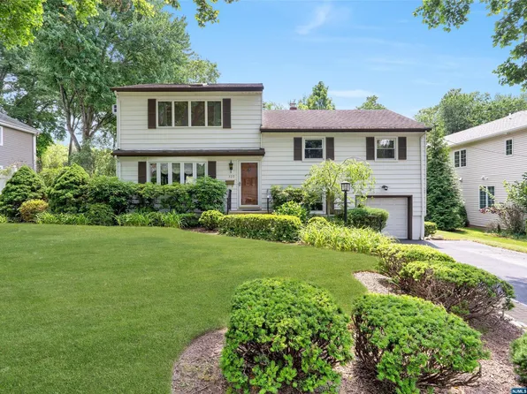 320 Spencer Pl, Paramus, NJ 07652