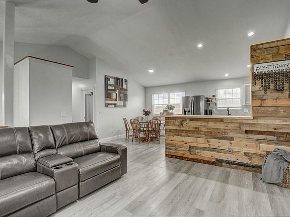 3rd image of 263 Redwood Dr