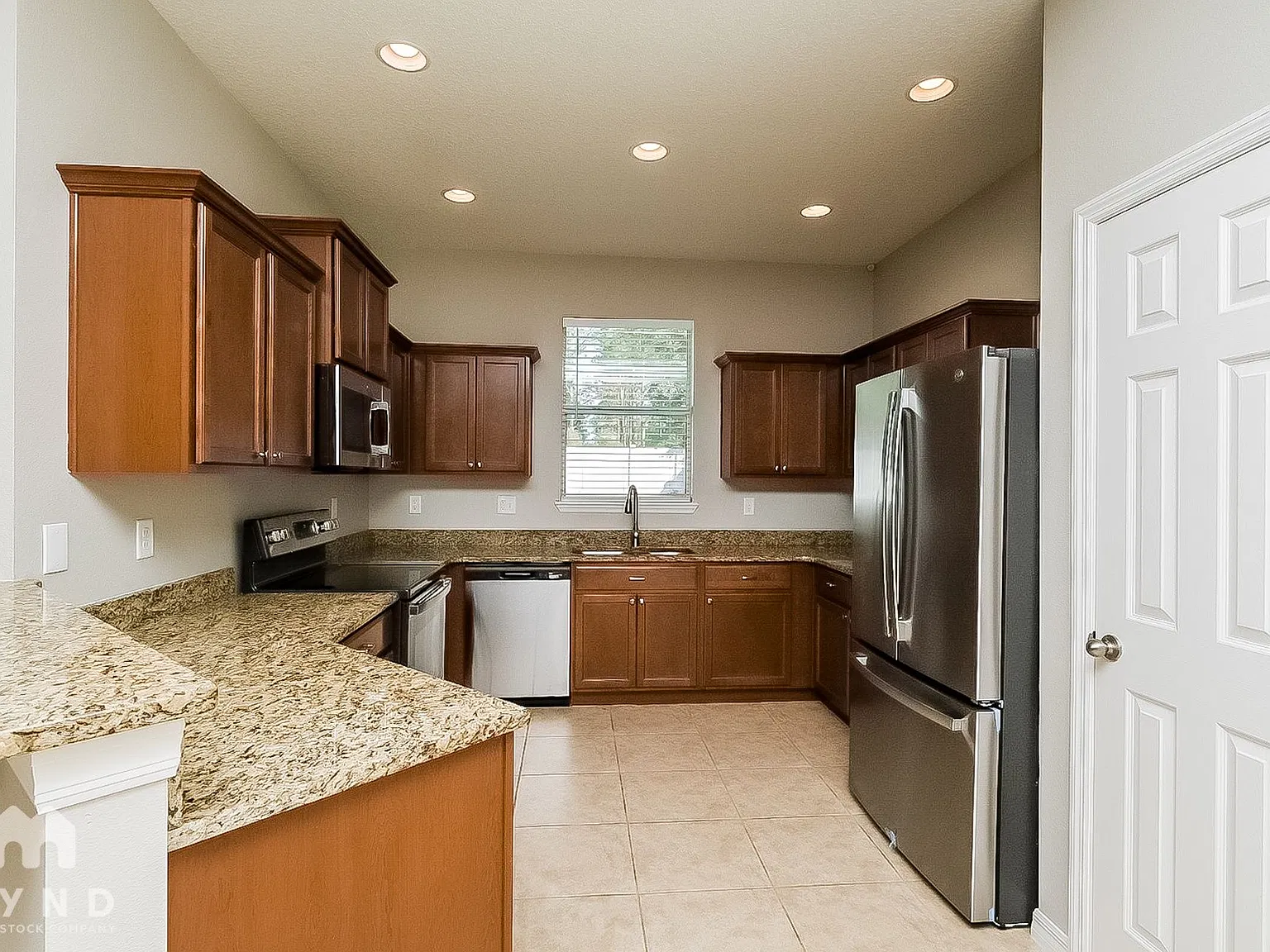 3 bed, 2.0 bath, 1629 sqft, $2,005 — Photo 3