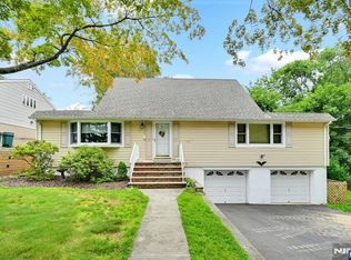 31 Hillside Ter, Montvale, NJ 07645