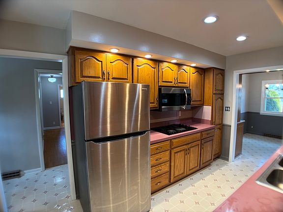 3rd image of 266 Hillcrest Ct