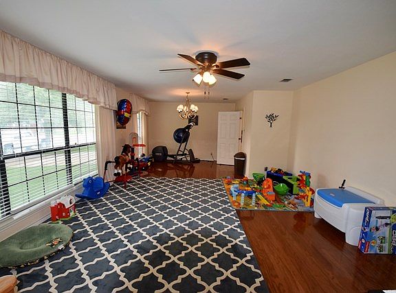 5th image of 210 Spanish Oak Ln W