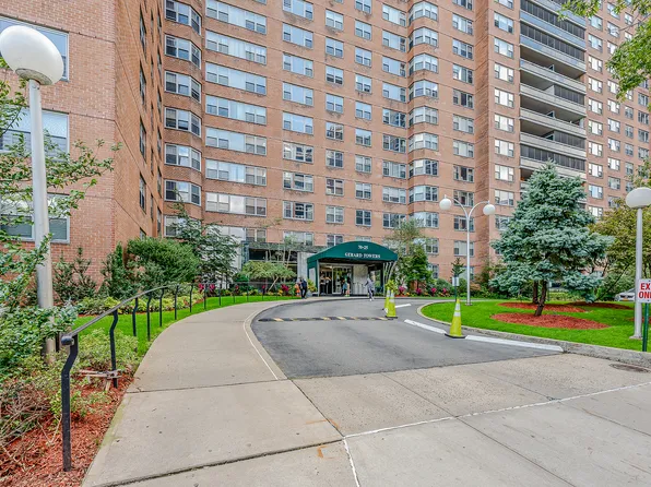 70-25 Yellowstone Boulevard image 1 of 10