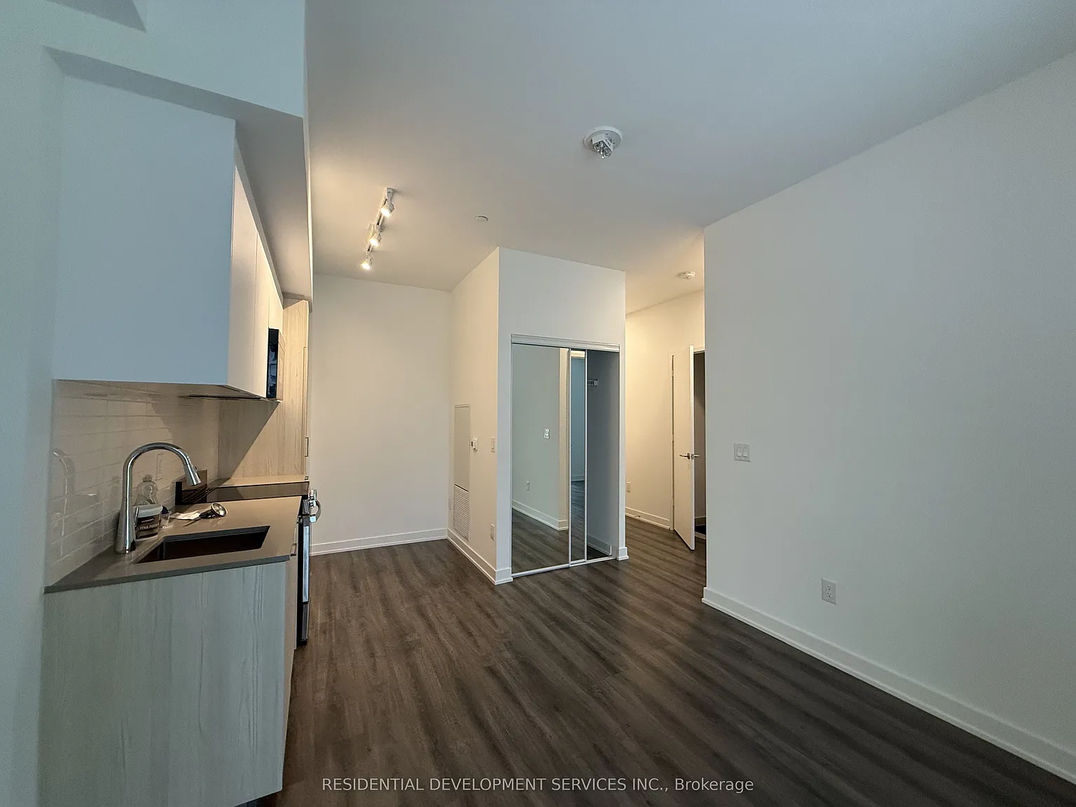 Ivy Condos — Photo 2