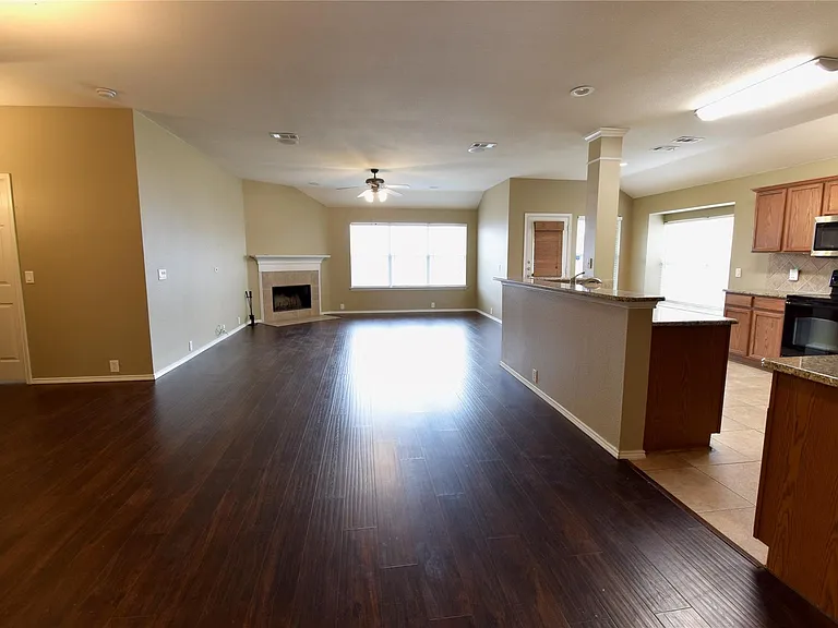 1006 Abigail Dr — Photo 2