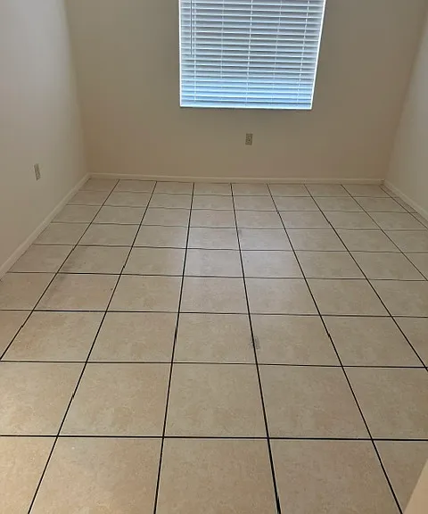 308 E Phoenix St — Photo 2