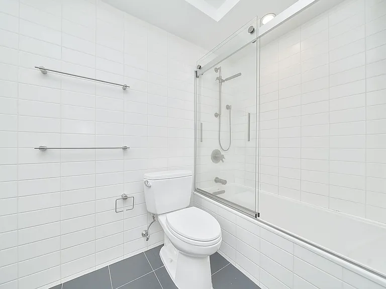 200 E 11th St #402A — Photo 8