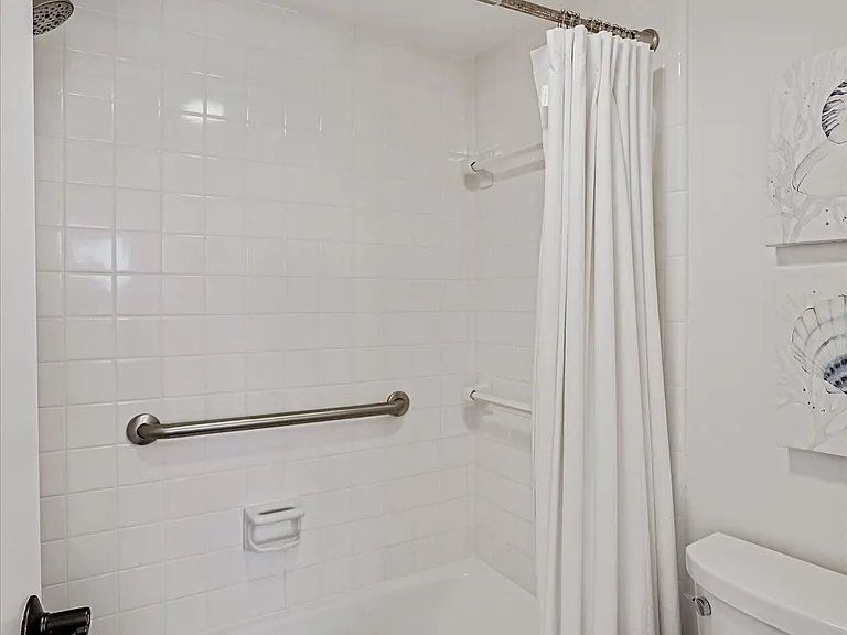225 Beach Rd #205 — Photo 36