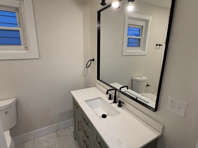 2732 Latonia Ave — Photo 4