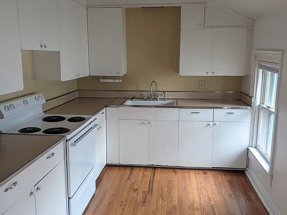 2nd image of 128 Main St