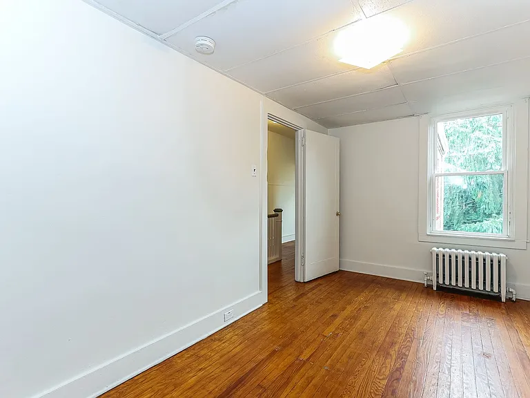 546 Manor St — Photo 9