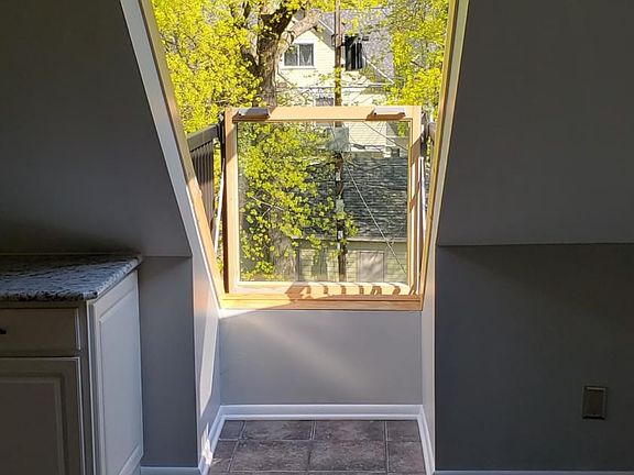 Amazing window that completely opens in the kitchen (widow's peak"