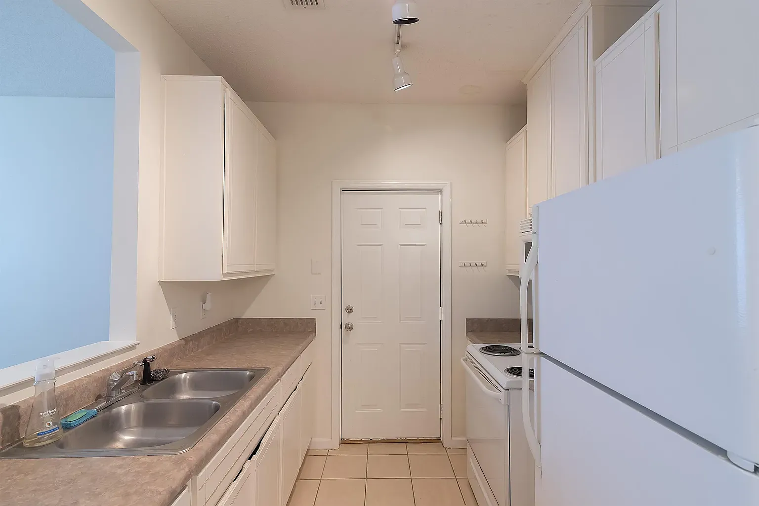 3 bed, 3.0 bath, 1332 sqft, $1,650 — Photo 4