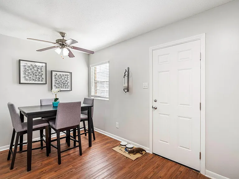 Knollwood Townhouse Apartments — Photo 11