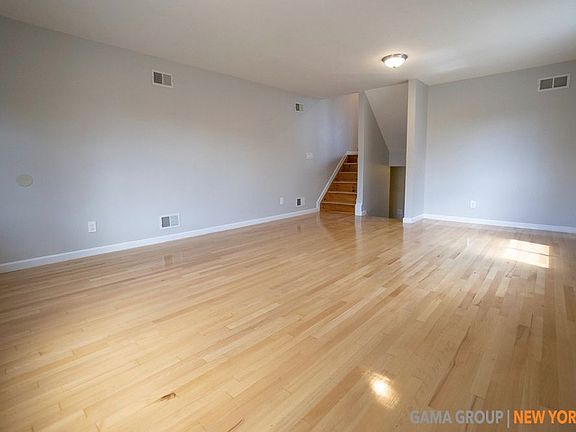5th image of 122 Moreland St