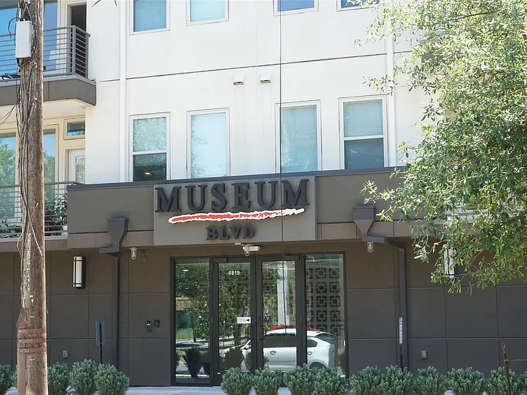 4819 Caroline St #111 — Photo 2