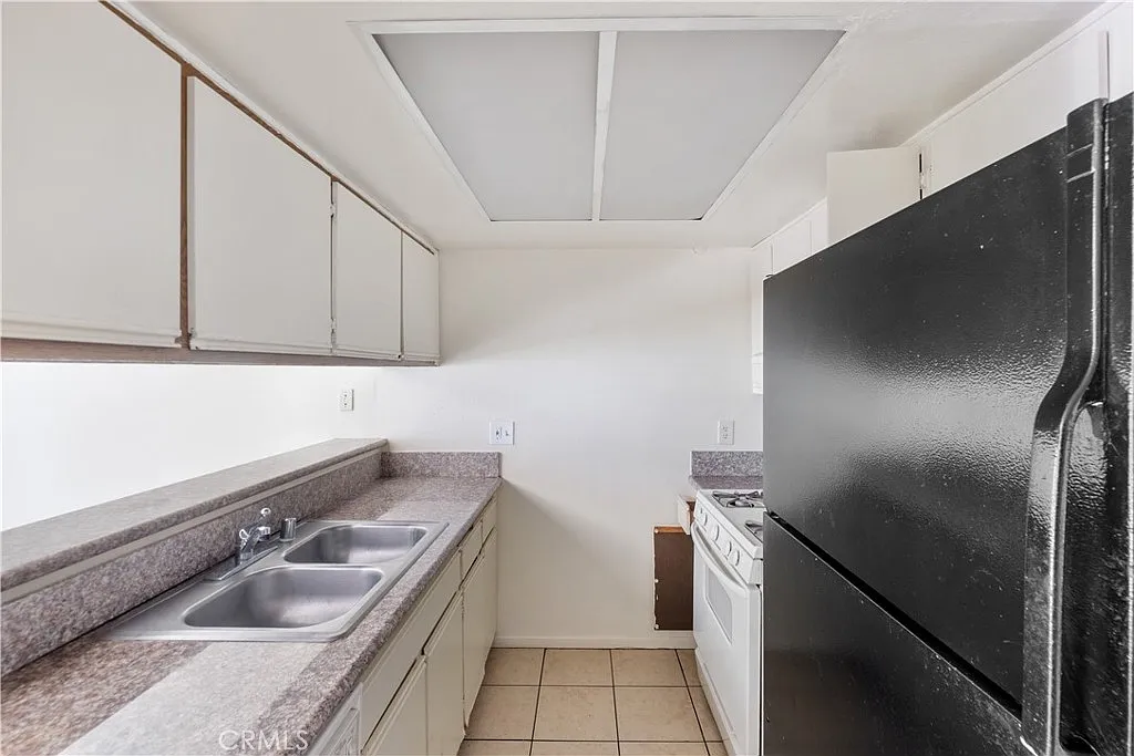 3 bed, 1050 sqft, $3,300 — Photo 1