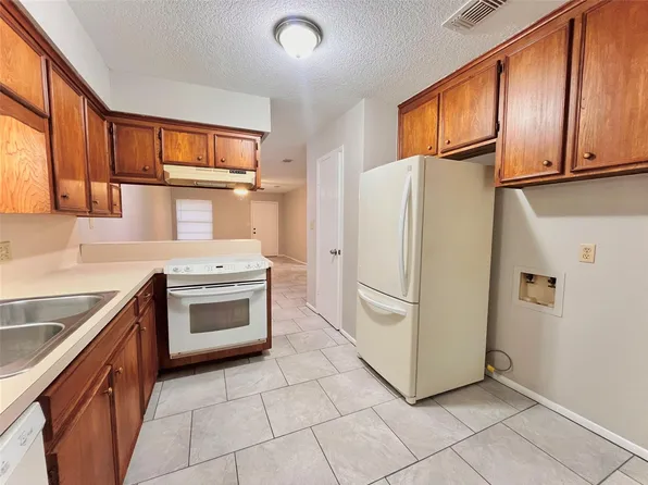 2100 Austin St APT 23, Bay City, TX 77414
