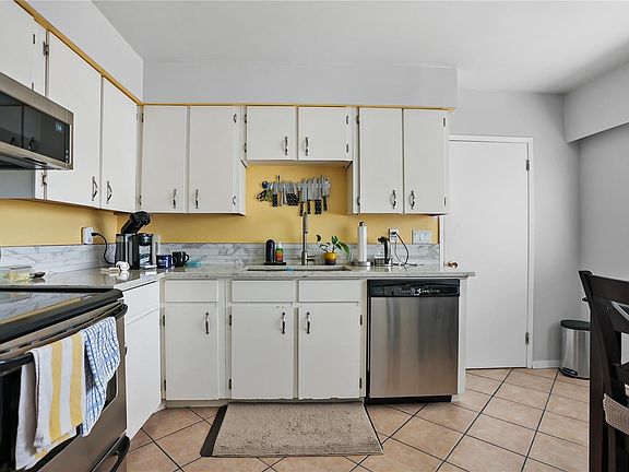 5th image of 9376 Maryland Dr