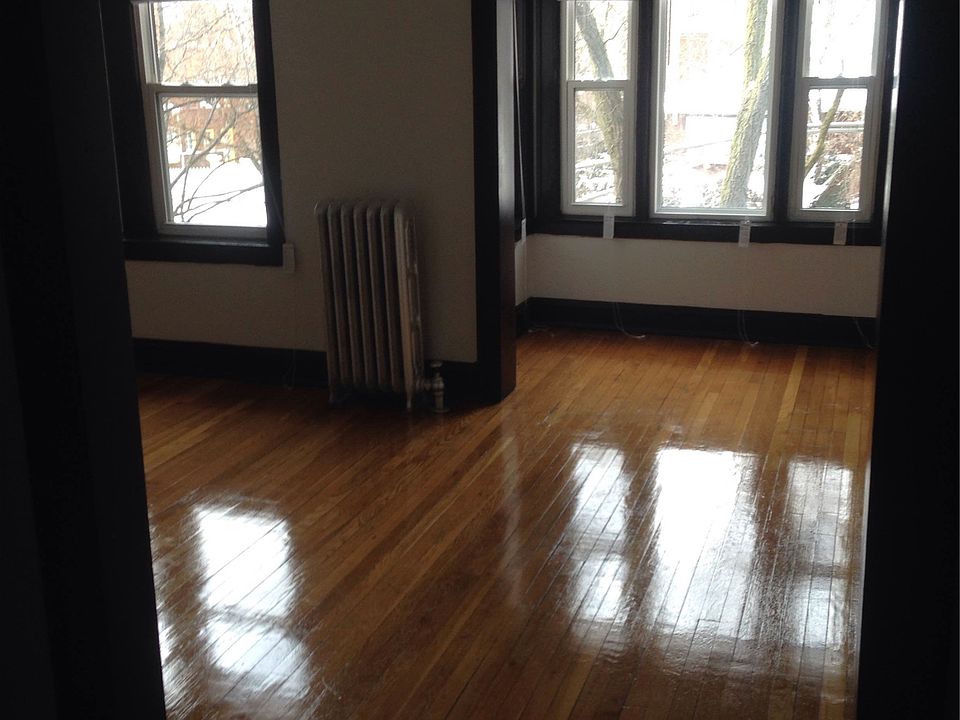 2nd image of 7737 N Sheridan Rd