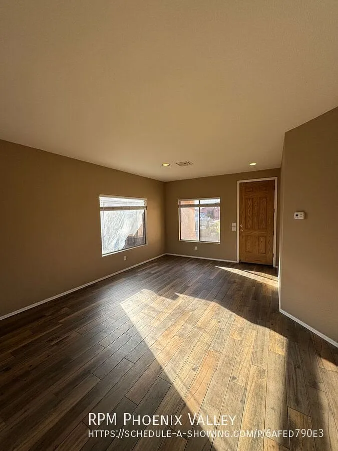 Cozy 3 Bed 2 Bath with Enclosed Den! — Photo 4