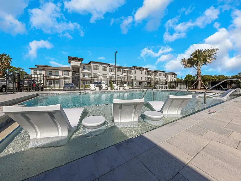 Everest Largo Apartments — Photo 4