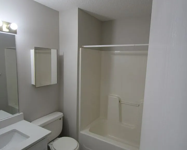 36 Plex - Village Green Apartments — Photo 27