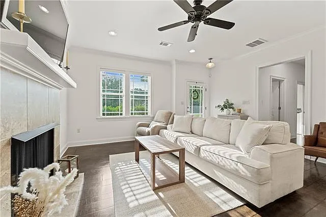 3 bed, 2.0 bath, 1570 sqft, $1,800 — Photo 3