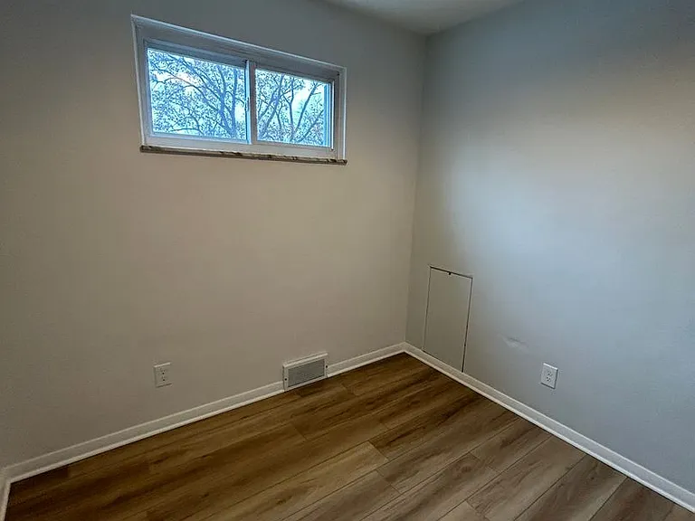 506 Crescent Boulevard Ext — Photo 34