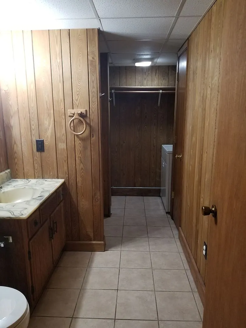 Large 2+ Bedroom home with a country setting — Photo 4