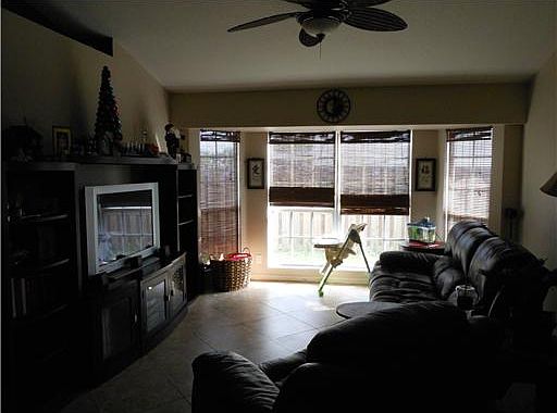 4th image of 661 SW Estate Ave