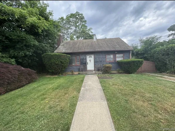 39 Lessing Place, Freeport, NY 11520
