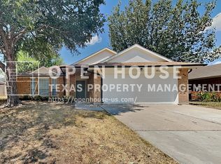 2822 White Oak Dr, Grand Prairie, TX 75052