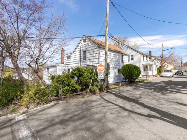 11 LEE Court, Great Neck, NY 11024