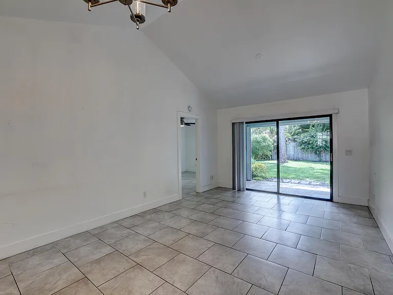 5770 SE Wilsie Dr — Photo 3