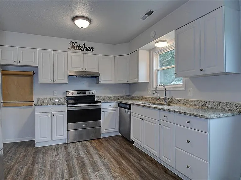 1093 Salisbury Dr — Photo 20