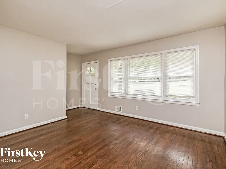 1843 Wee Kirk Rd SE — Photo 2