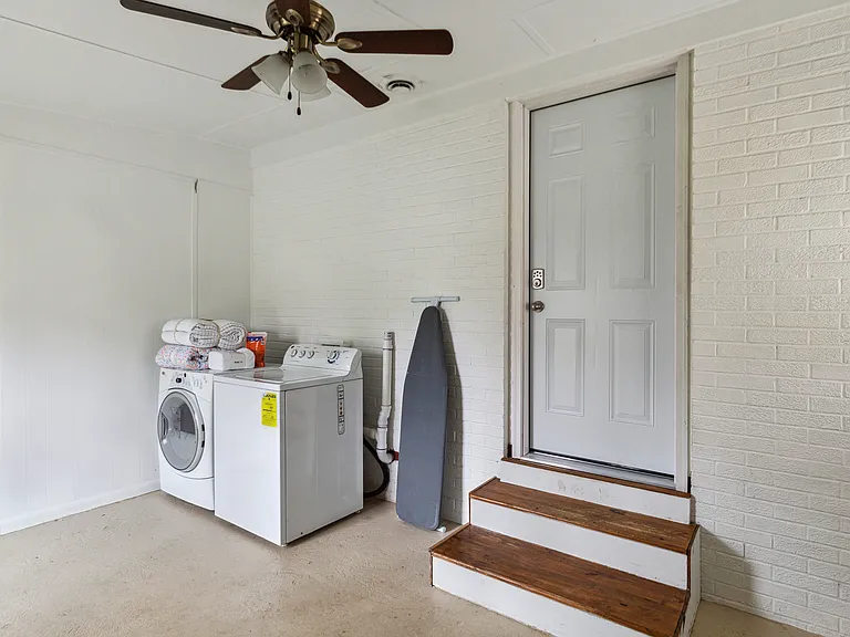 1104 Dickson Ave — Photo 31