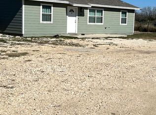 536 N Estes Ave, La Pryor, TX 78872