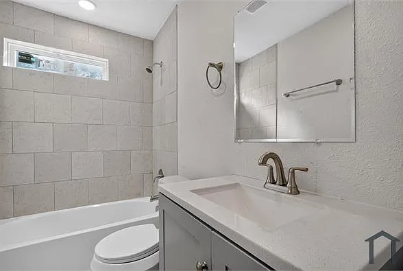541 NW King St — Photo 13