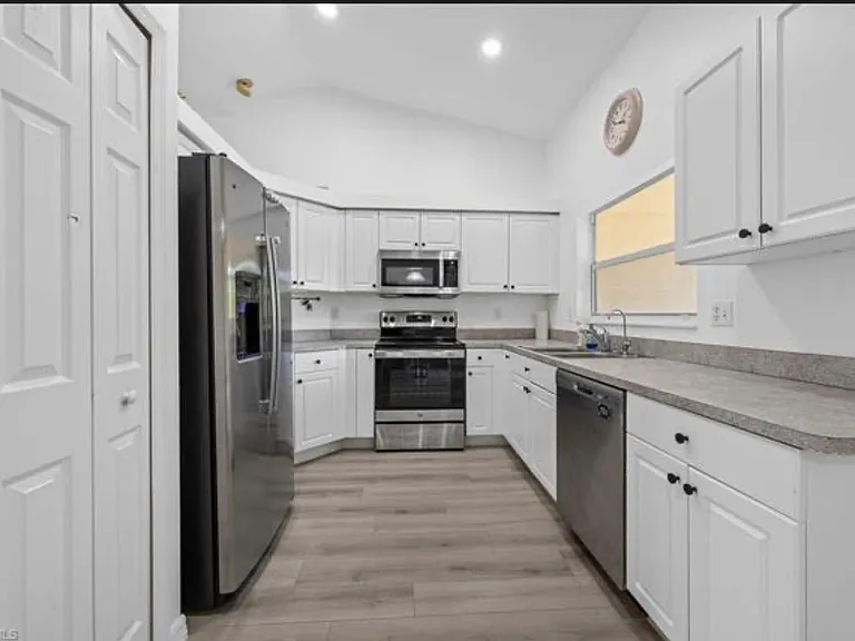 4013 NE 10th Pl — Photo 7